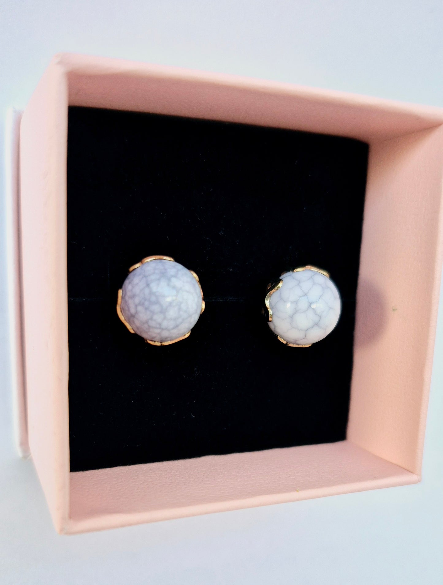Greyish White and Gold, Crackle-effect Stud Earrings