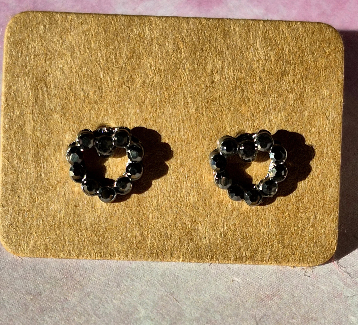 Minimal & Cute, Black Stones Heart Stud Earrings