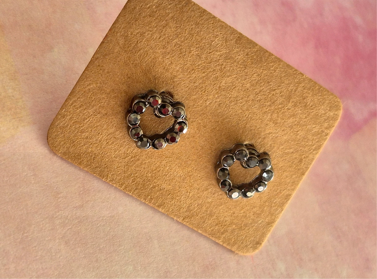 Minimal & Cute, Black Stones Heart Stud Earrings