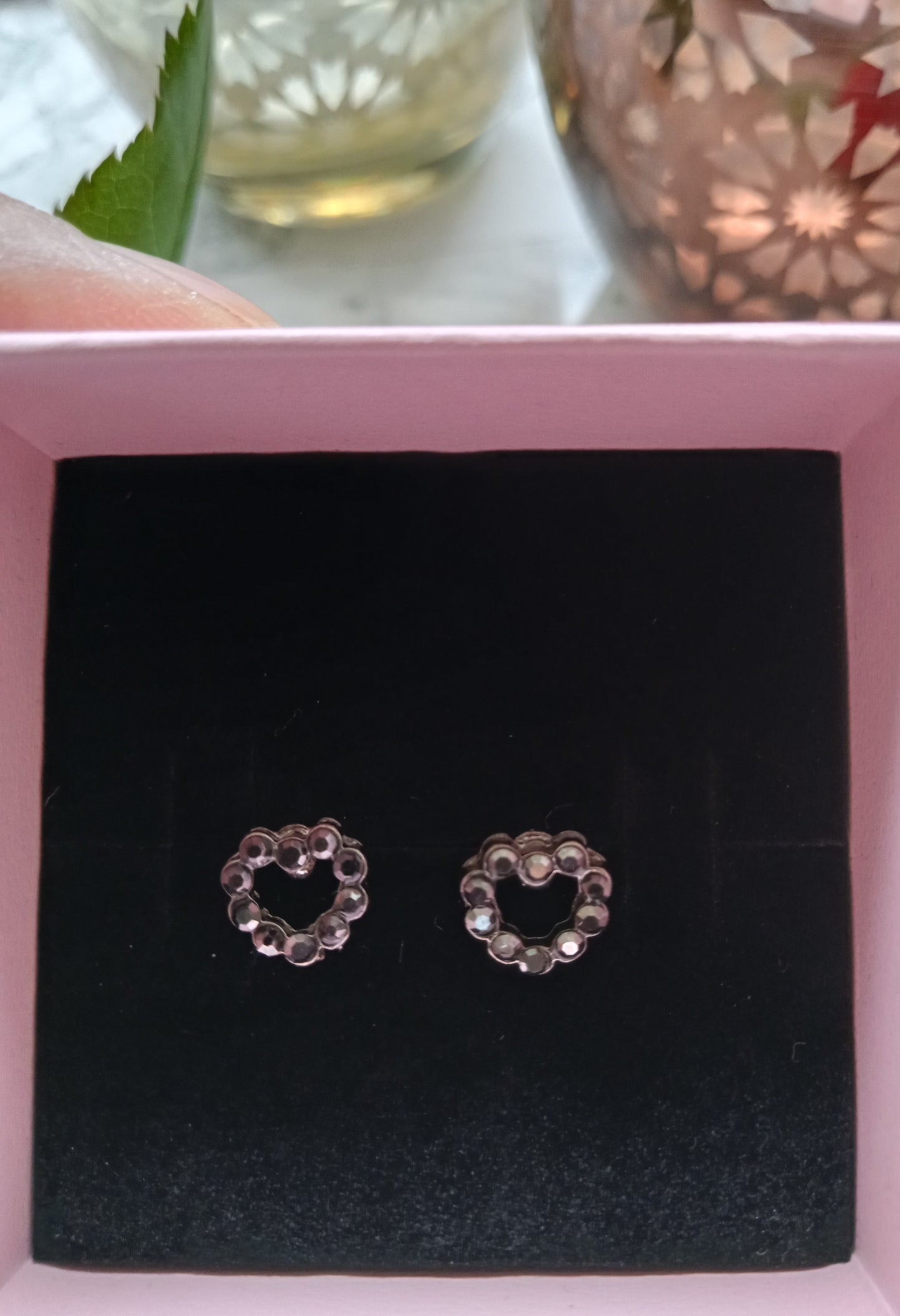 Minimal & Cute, Black Stones Heart Stud Earrings
