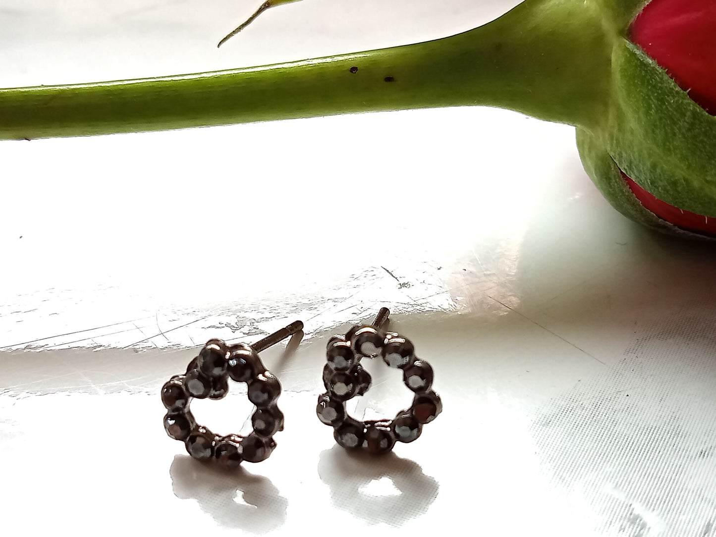 Minimal & Cute, Black Stones Heart Stud Earrings