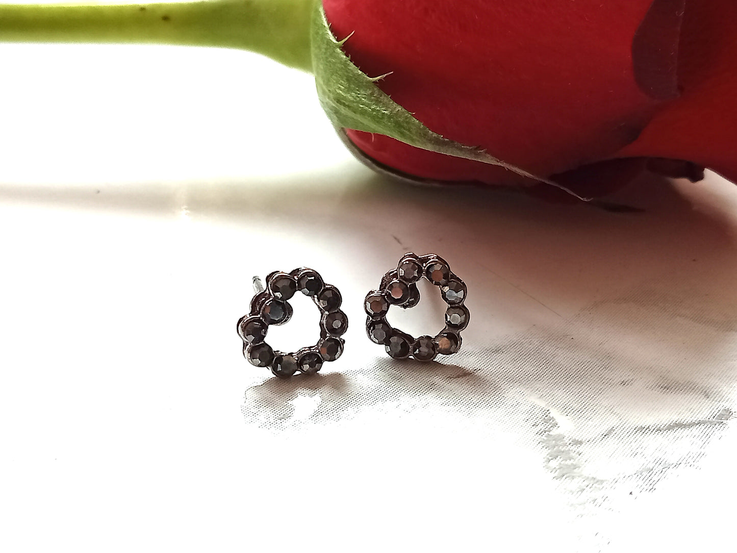 Minimal & Cute, Black Stones Heart Stud Earrings